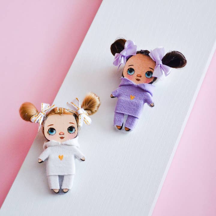 broche dukker Lucie for engroshandel hos Karamelka.art.ua