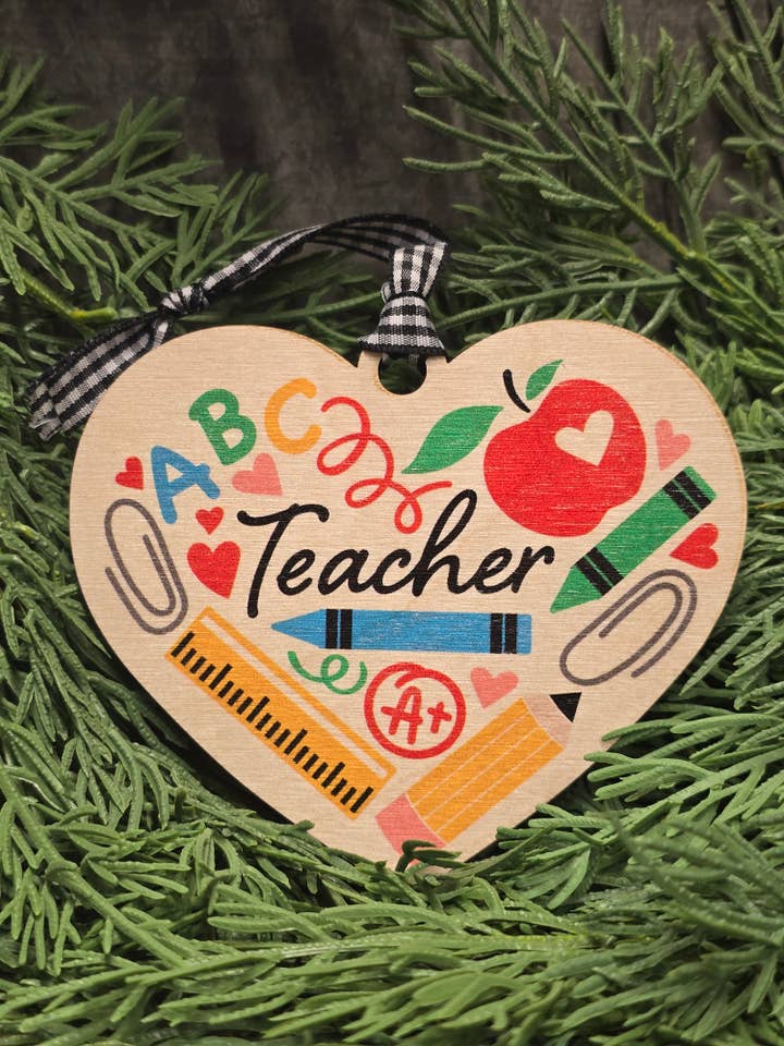 Lærerhjertepynt for engroshandel hos Shut The Front Door KC