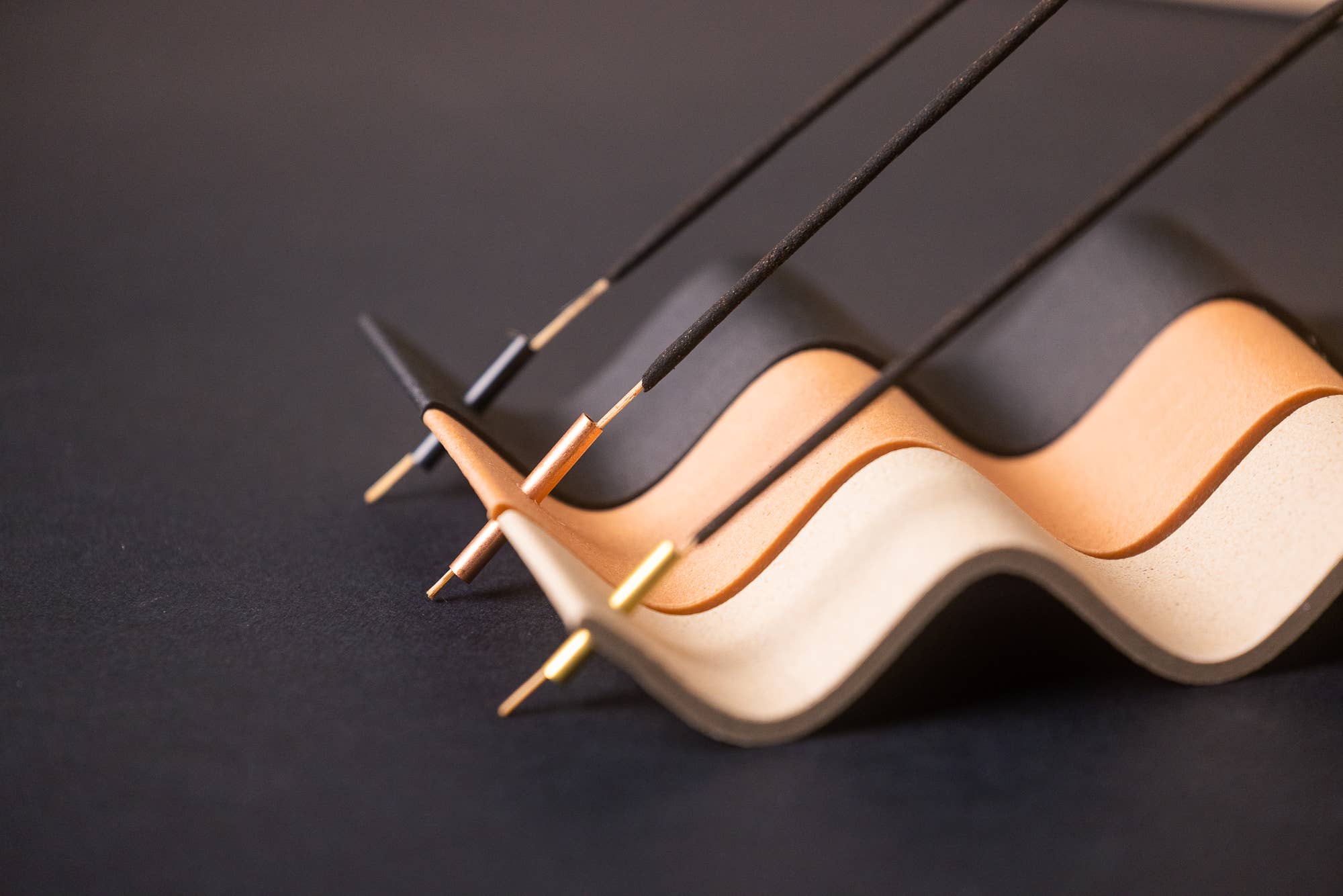 Copo Design – wholesale Rökelsehållare – Rökelsehållare av trä med metallinsats – Curly design2