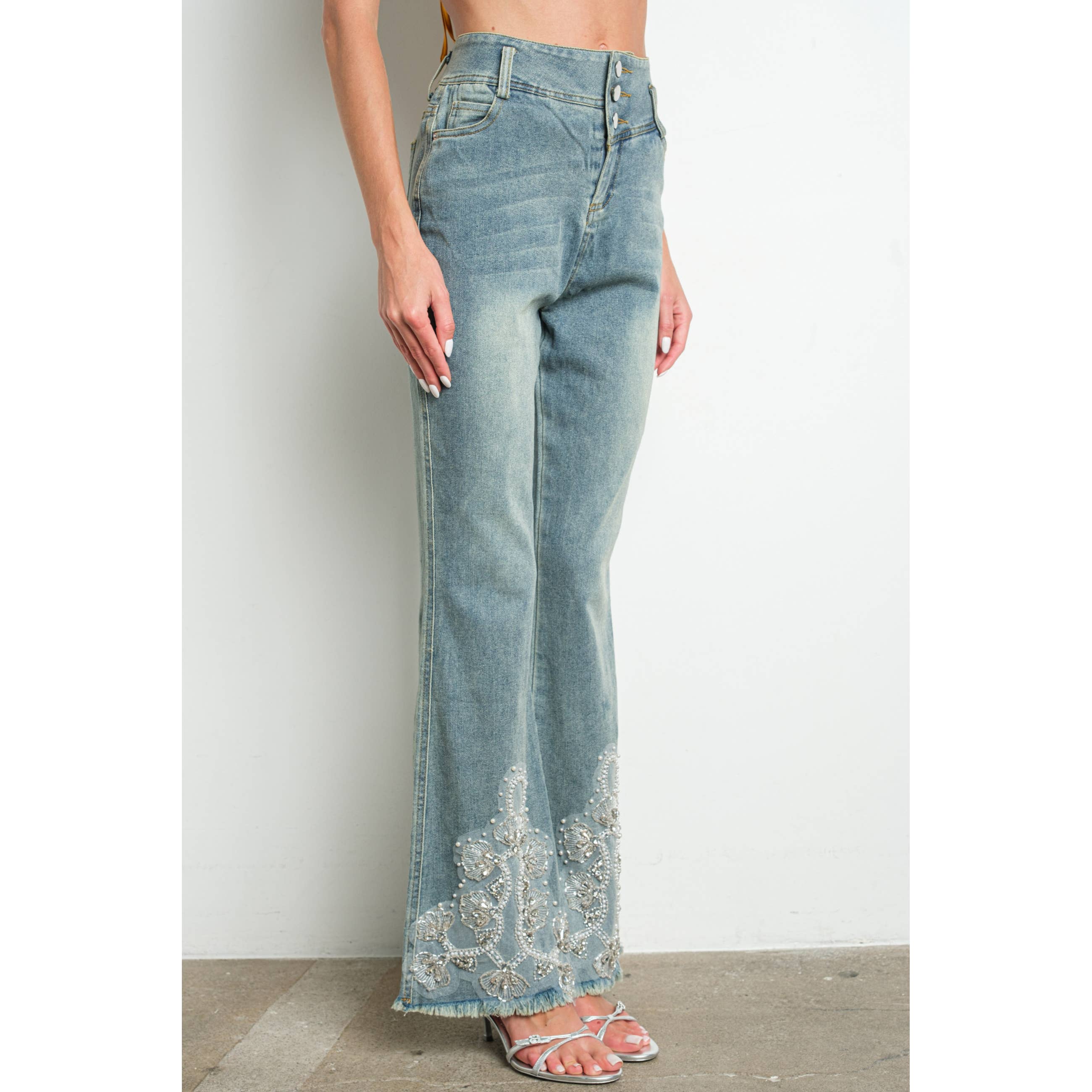 Lichte denim KIWI stretch denim jeans met uitlopende pijpen en geborduurde kraaltjes voor groothandel op Faire3