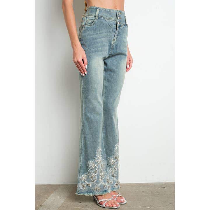 Lichte denim KIWI stretch denim jeans met uitlopende pijpen en geborduurde kraaltjes voor groothandel op Faire3