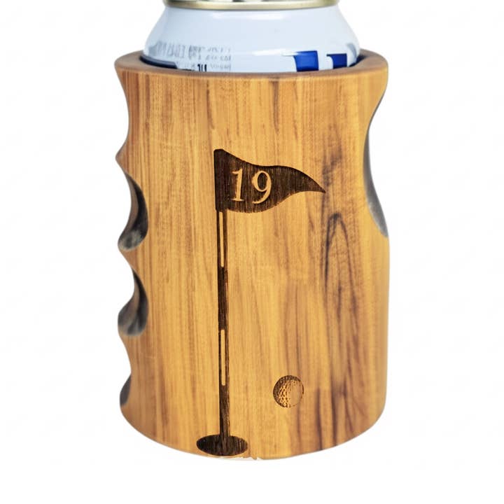 Manchon à bière - Bois sculpté à la main - Gravure 19ème trou pour la vente par Beer Drinking Accessories