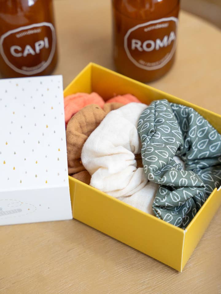 Kasse med 4 scrunchies for engroshandel hos Petit Pote