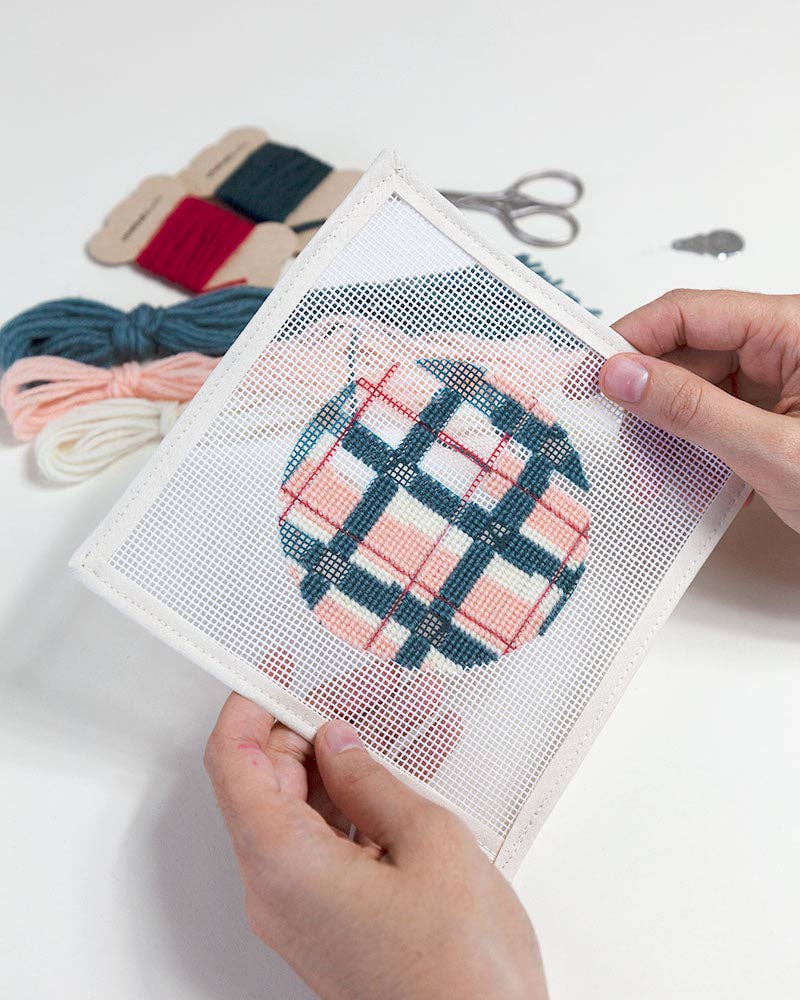 Unwind Studio – Großhandel Bastelset – Winter Lodge - Stickset für Weihnachtsornament1