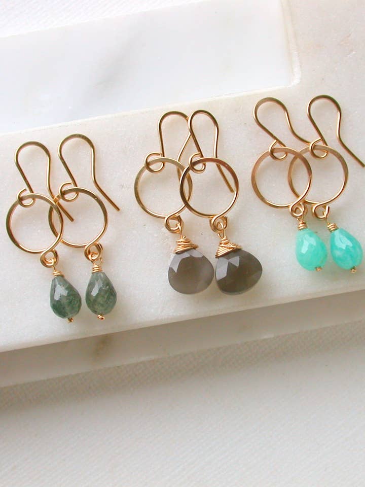 Druppeloorbellen met kleine edelstenen. Kies voor metaal en edelsteen. voor wholesale door Linda Trent Jewelry