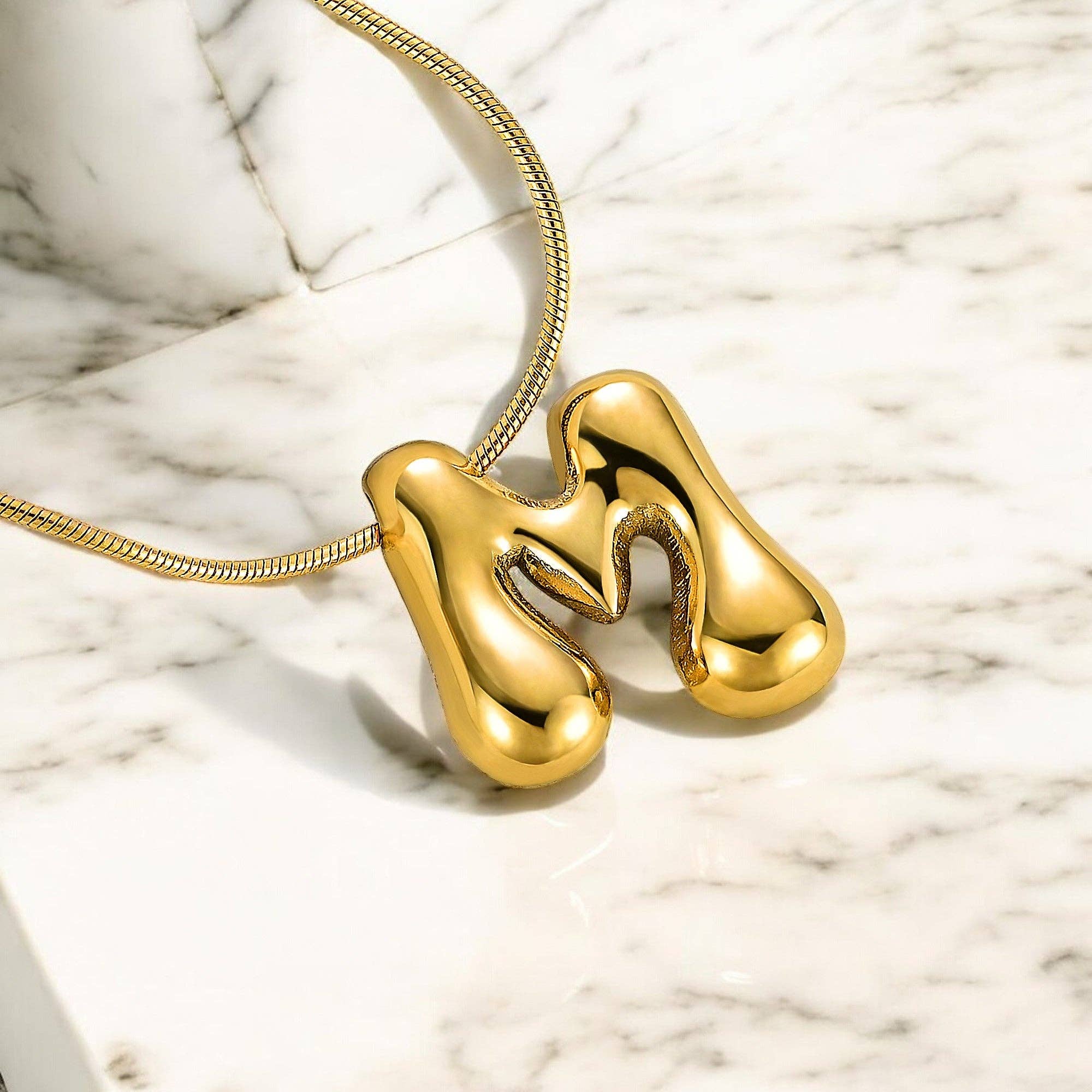 Cape Diablo - Vente Colliers à pendentif - Collier Initiale Lettre Bulle Chute Éclat Doré12