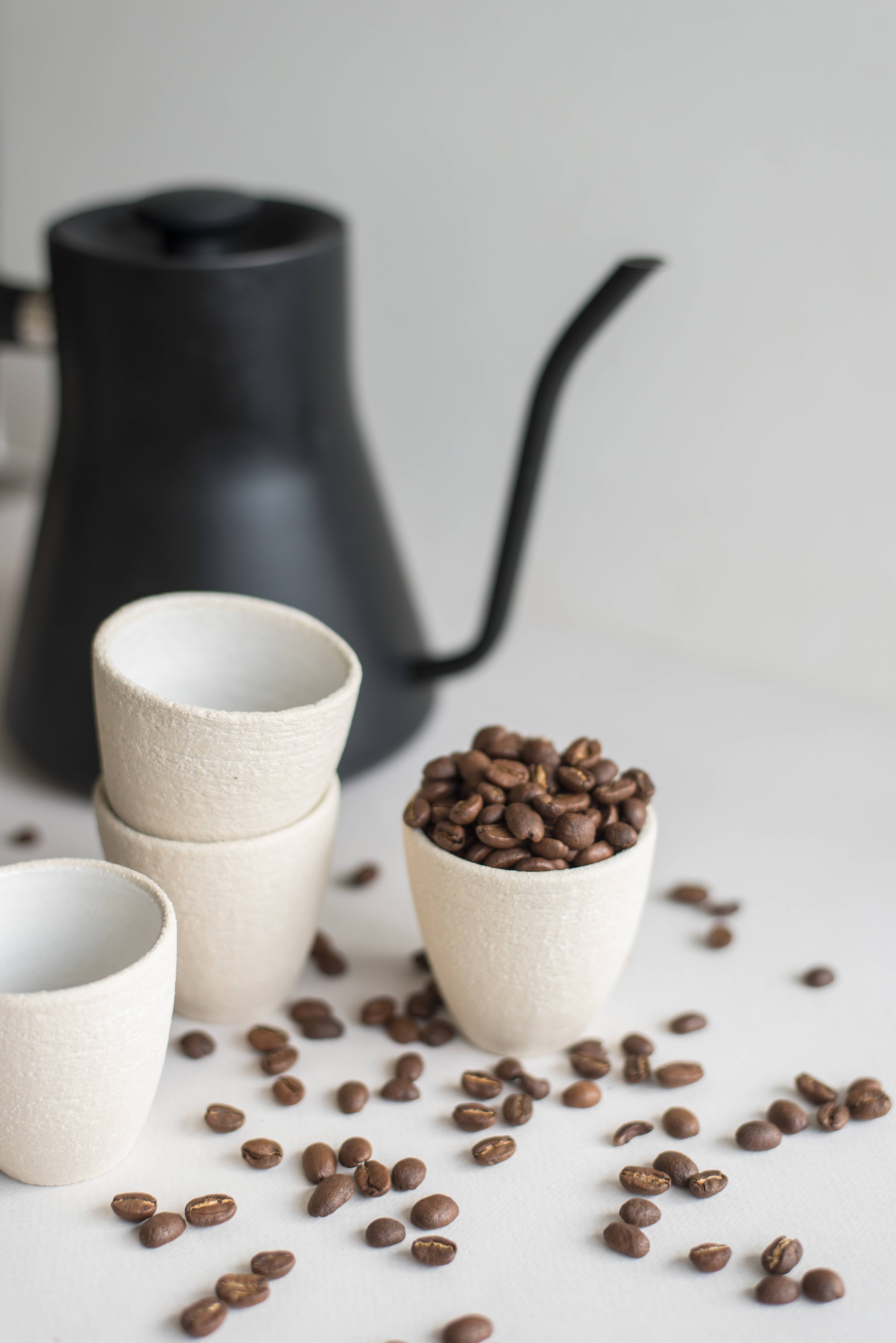 Creating Comfort Lab – Großhandel Tee-/Kaffeetasse – Steingut-Espressotasse mit sichtbarem Außen-Ton und glänzender Innenvergütung3