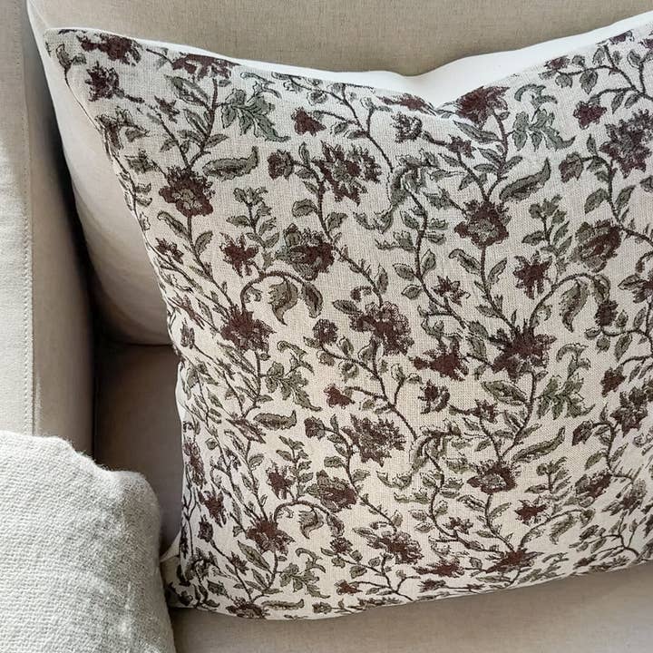 Linen & James - Wholesale Sierkussensloop - Bridgitt | sierlijke kussenhoes met bloemenmotief in donkerroze en saliegroen4