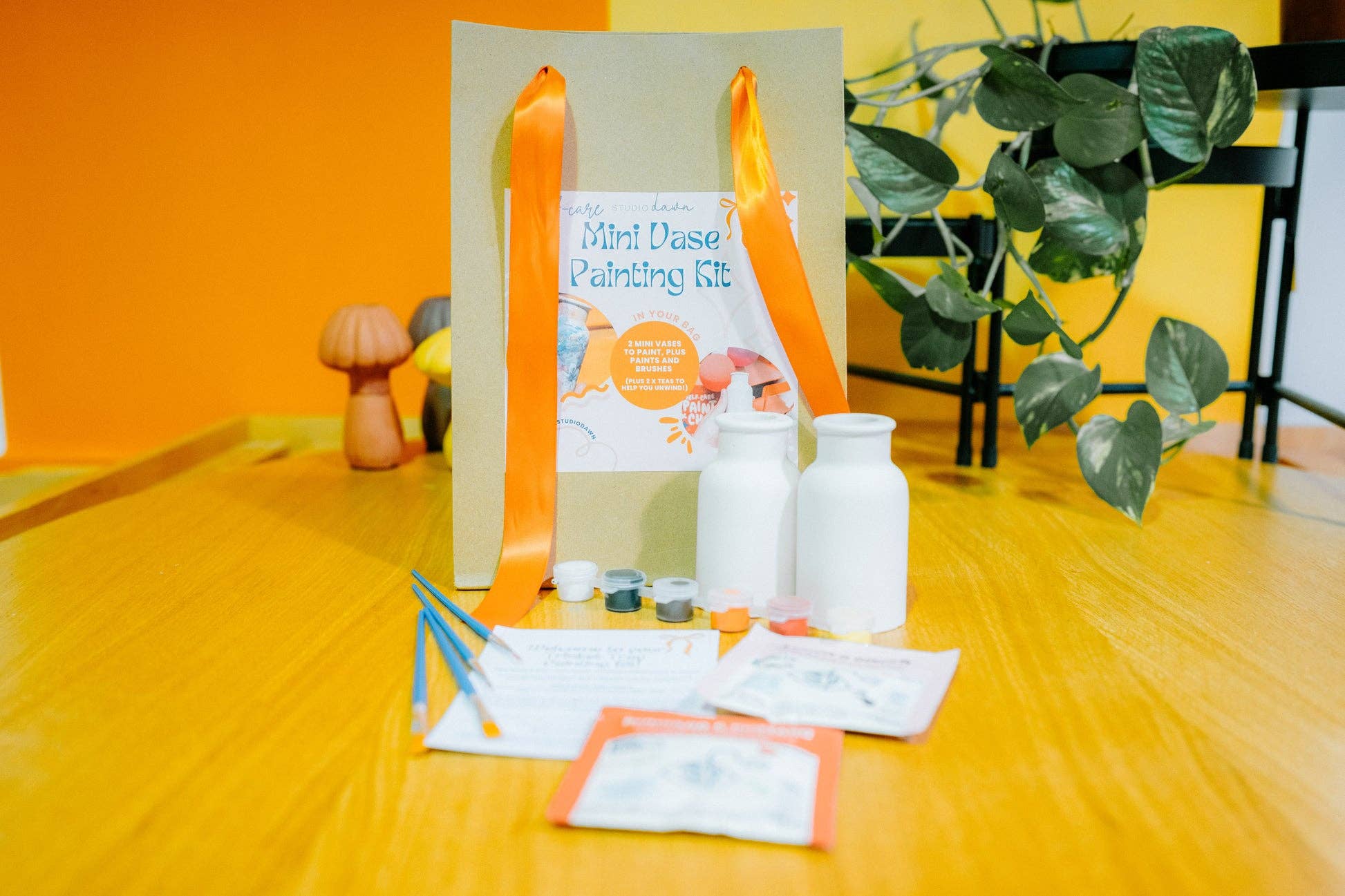 Studio Dawn - Wholesale DIY Craft Kit - Mini Vase Painting Kit1