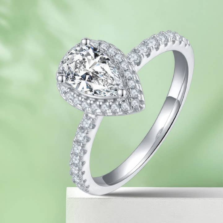 Bague Moissanite Taille Poire 1 Carat Couleur D, Argent Sterling 925 Sertissage Pavé pour la vente par Sparkile