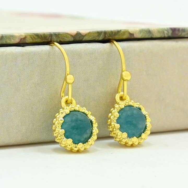 Boucle d'oreille colombe plaquée or - Jade bleu néon pour la vente par Schmuckoo Berlin
