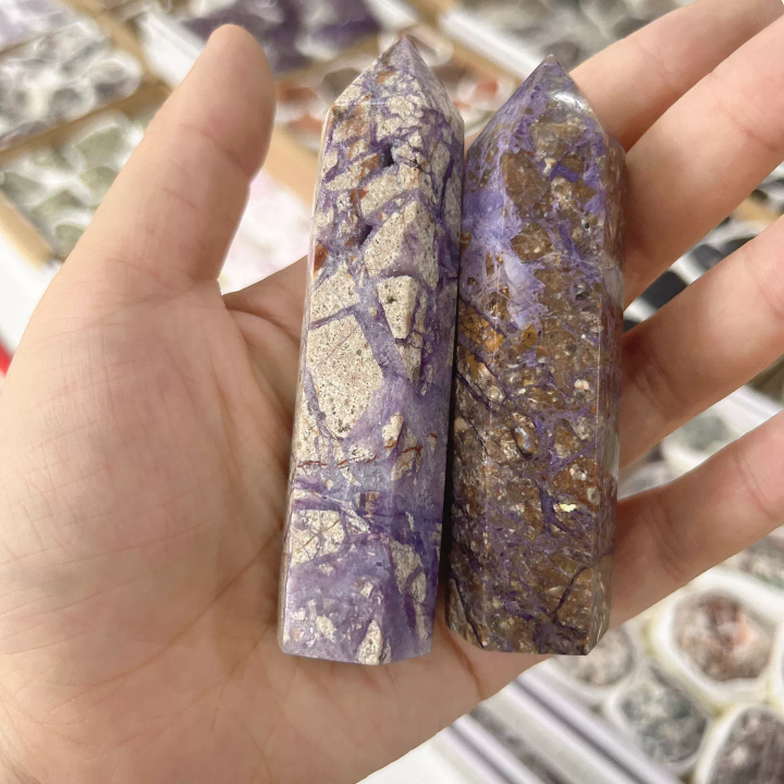 Maggie M. - Vente Pierre et cristal de spiritualité - Tour Charoïte0