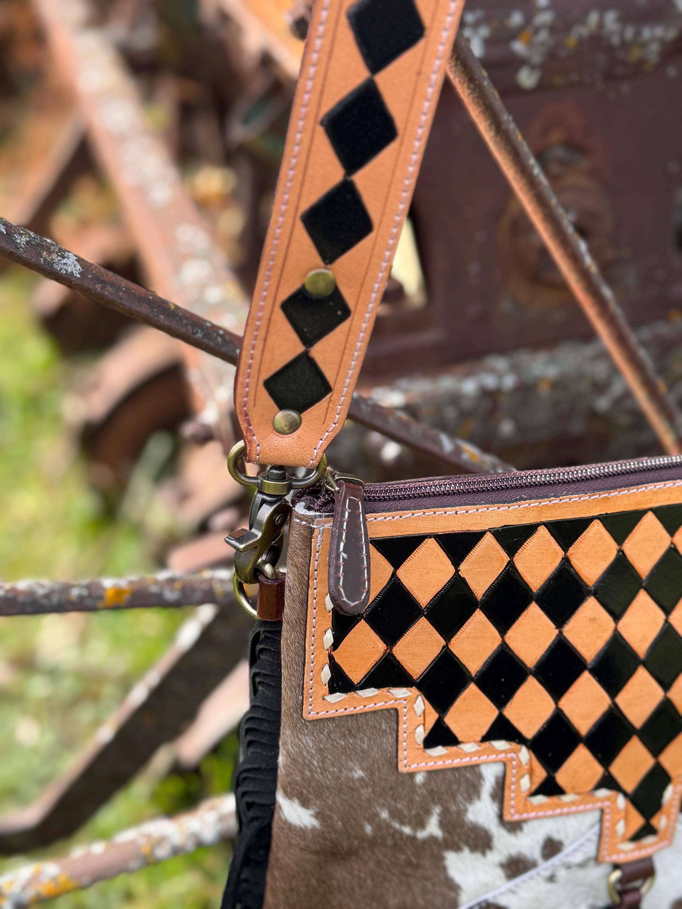 Double B Wild Rags - Venta al por mayor Bandolera - Mujer - Bolso de cuero genuino de vaca a cuadros en tonos marrones con flecos de Double B Wild Rags.1