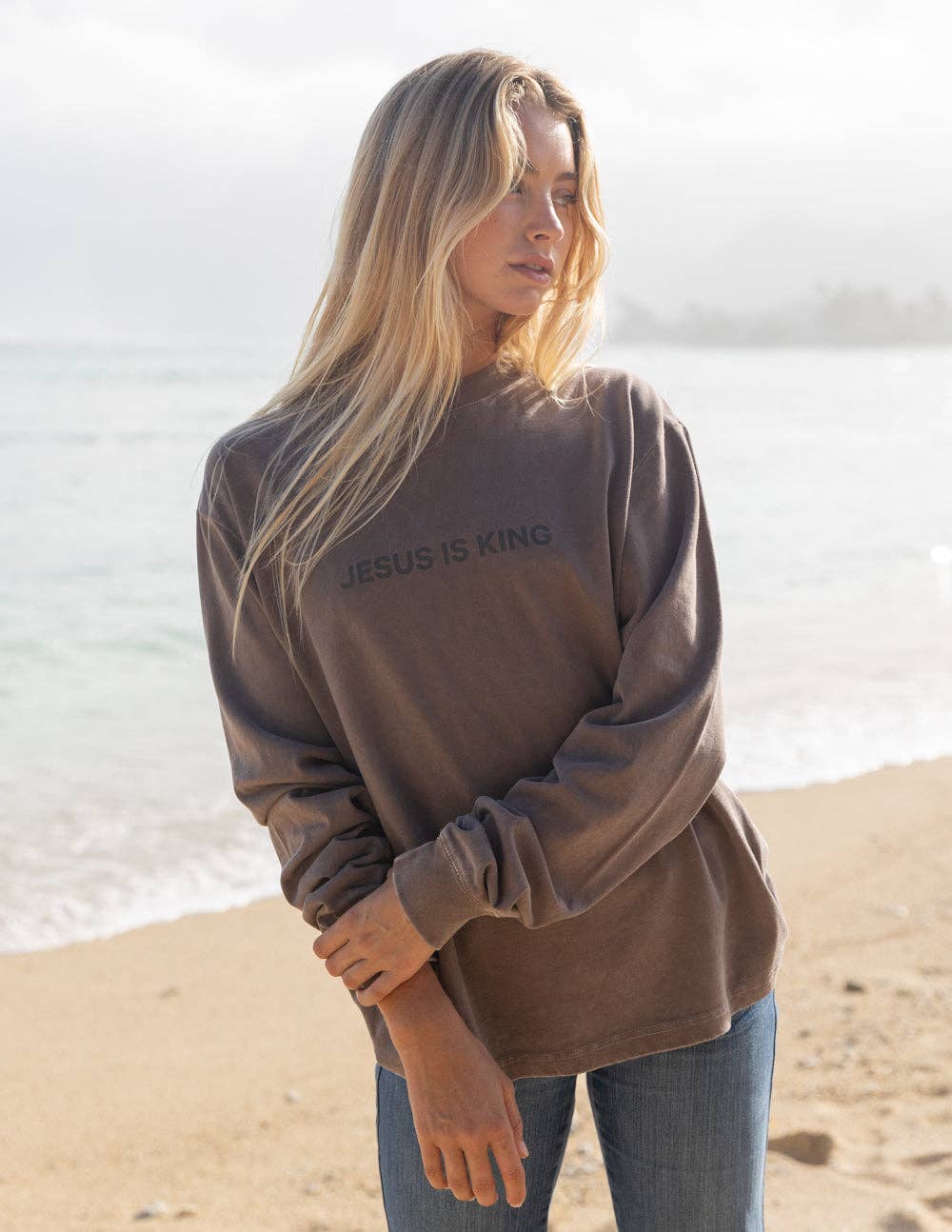 Elevated Faith – wholesale T-shirts med screentryck – Dam – Jesus är kung brun långärmad unisex t-shirt2