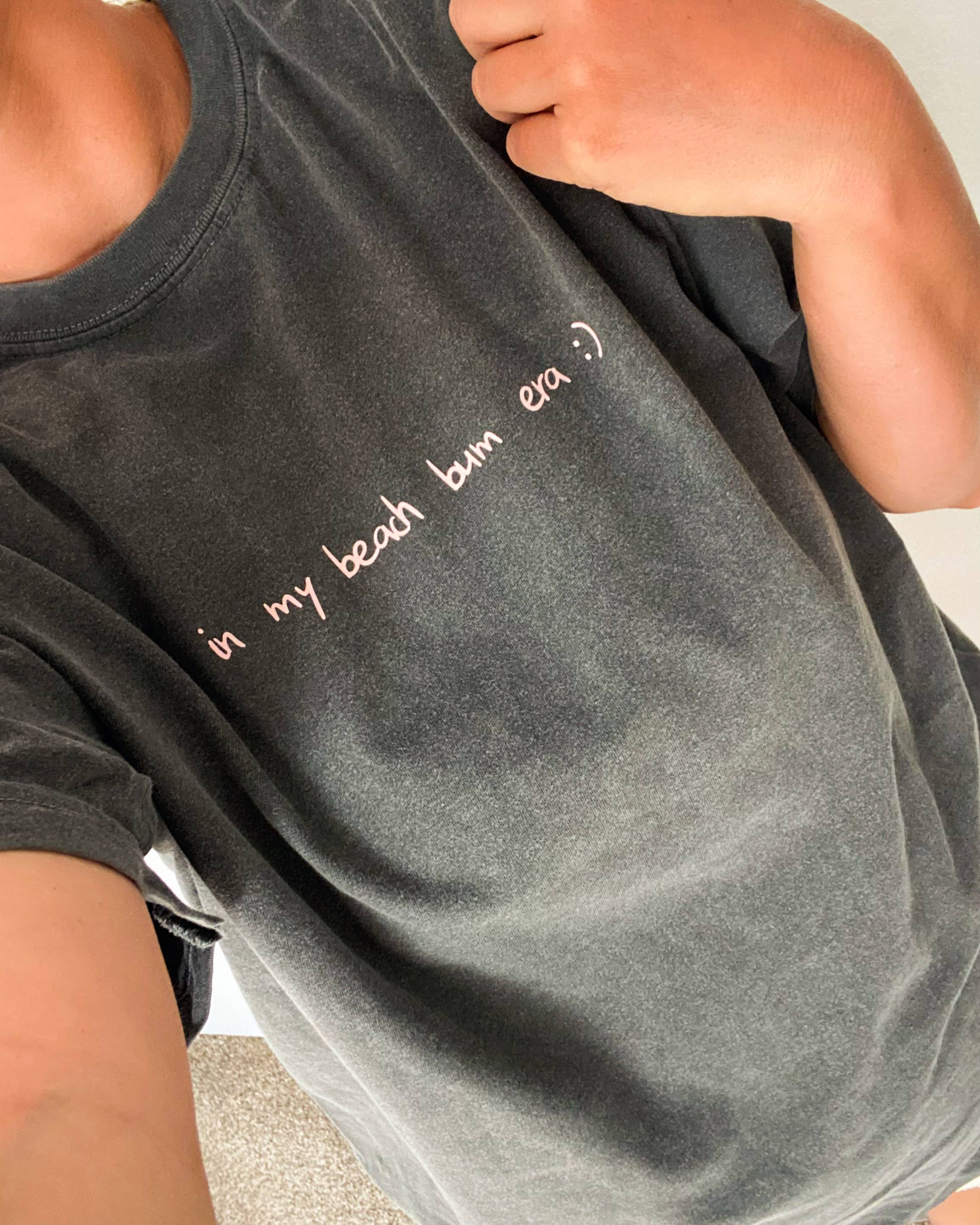 Rad Vibes Only - Venta al por mayor Camiseta serigrafiada - Mujer - Camiseta de verano In My Beach Bum Era, modernas, camisetas de playa sonrientes1