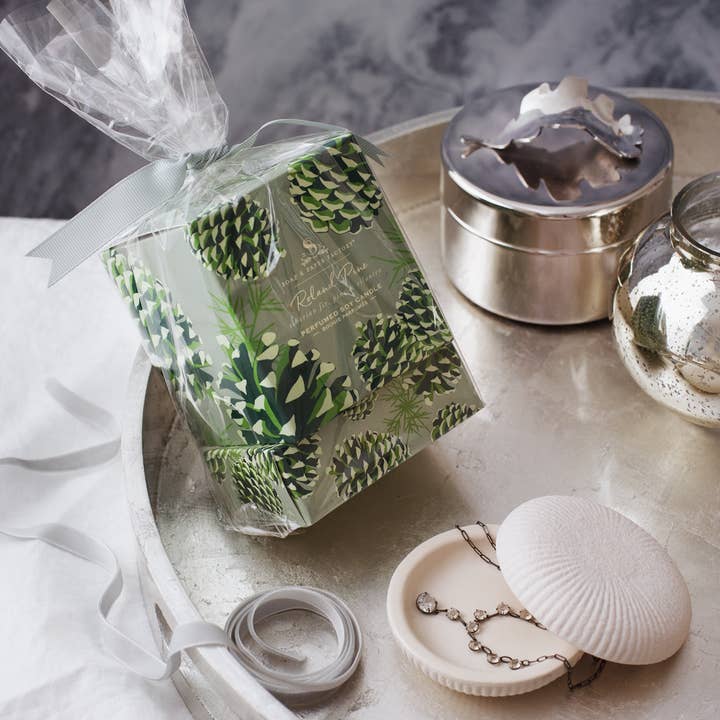 Ensemble de bougies et de savon Roland Pine pour la vente par Soap & Paper Factory