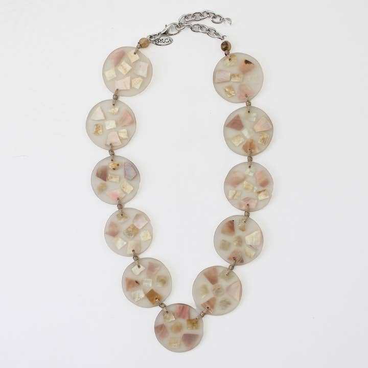 Collier Claudia en nacre irisée pour la vente par Sylca Designs