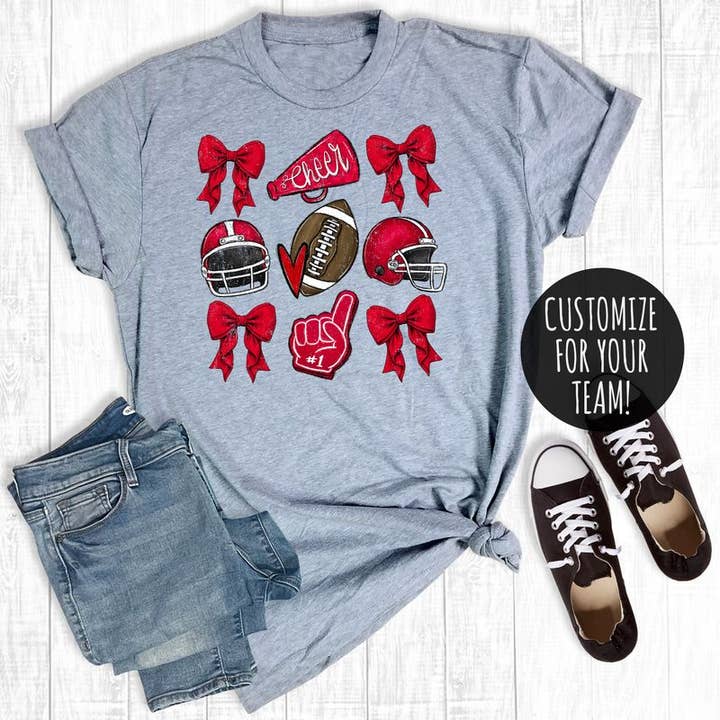 T-shirts graphiques gris Coquette Bows Football Cheerleader pour la vente par Rebel Rose