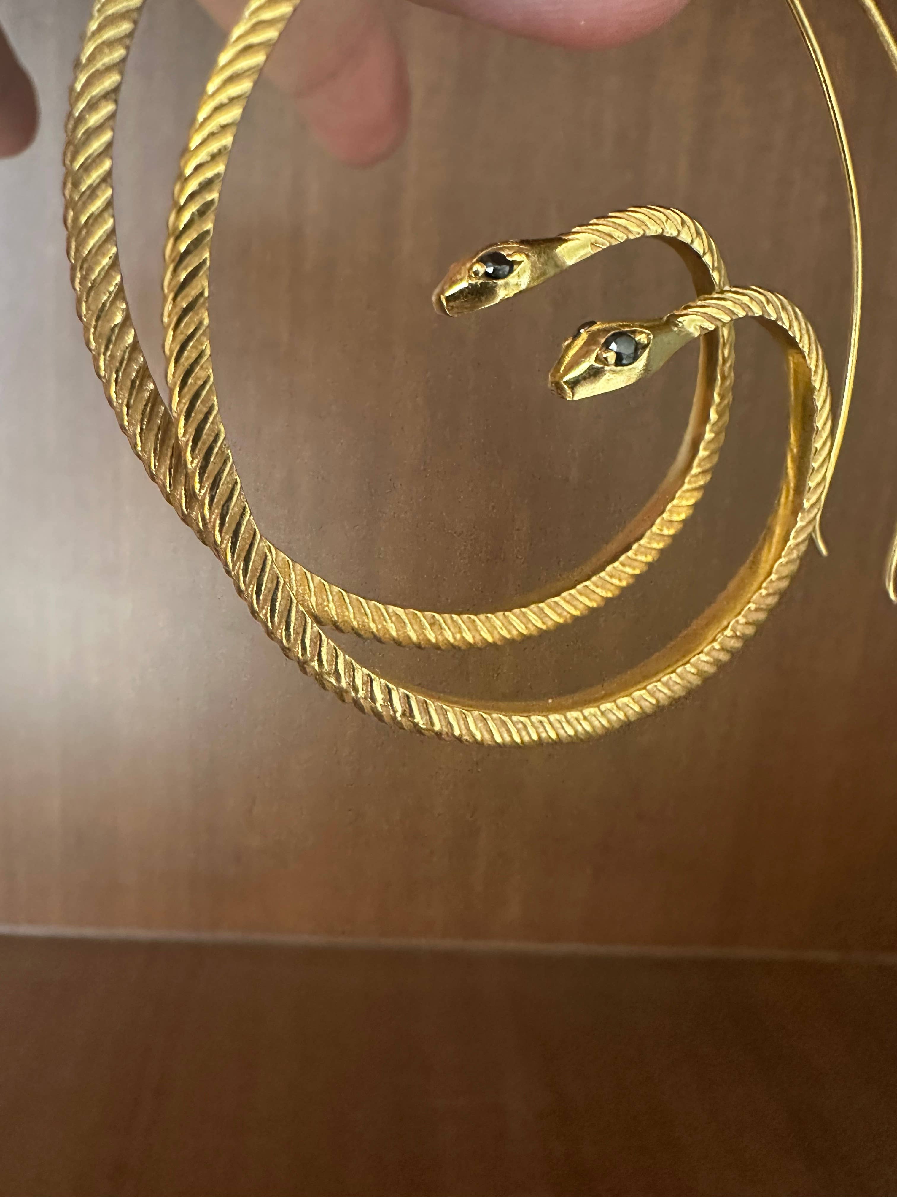 Anokhi Green | Handmade Gemstone Jewelry - Vendita all'ingrosso Orecchini a cerchio - Orecchini Neri | Cerchi a Forma di Serpente | Audace Pelle di Serpente4