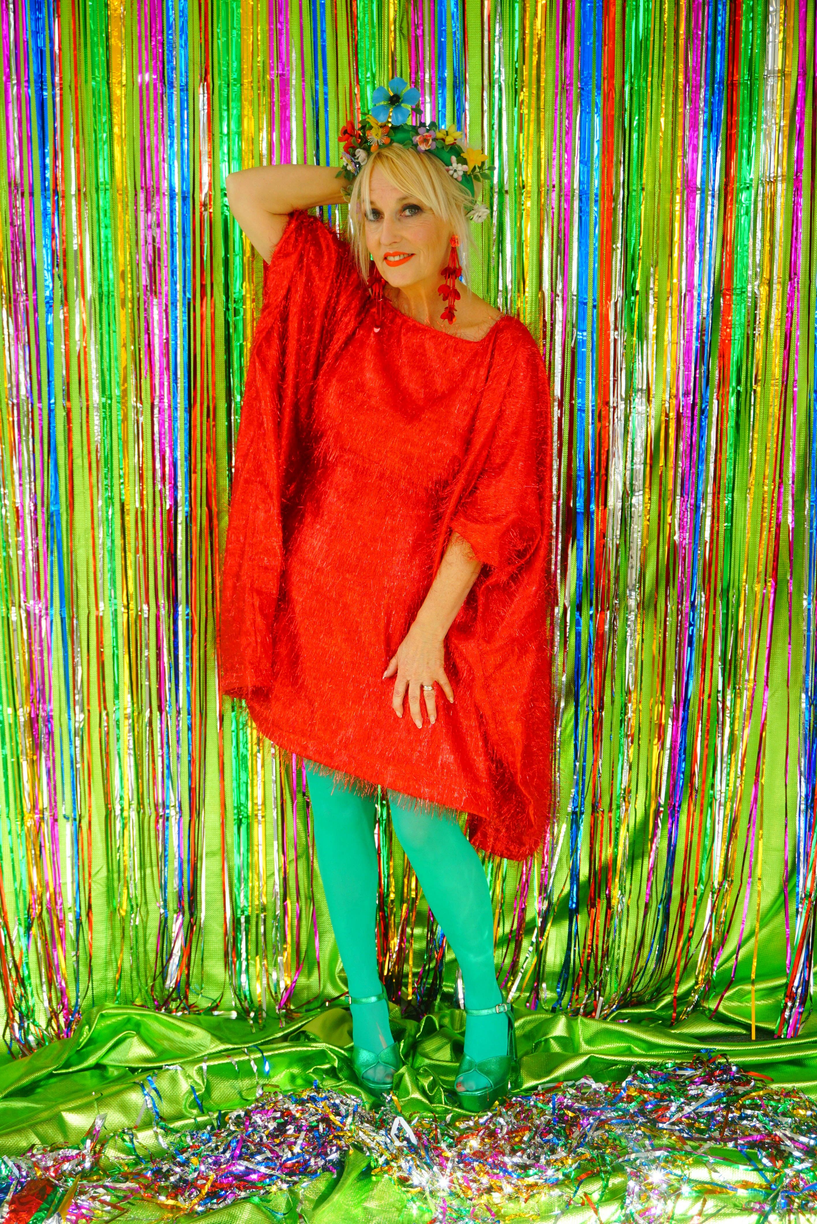 Fumbalinas - Vente Caftan – femme - Robe de fête mini kaftan rouge à paillettes et cheveux en tinsel9