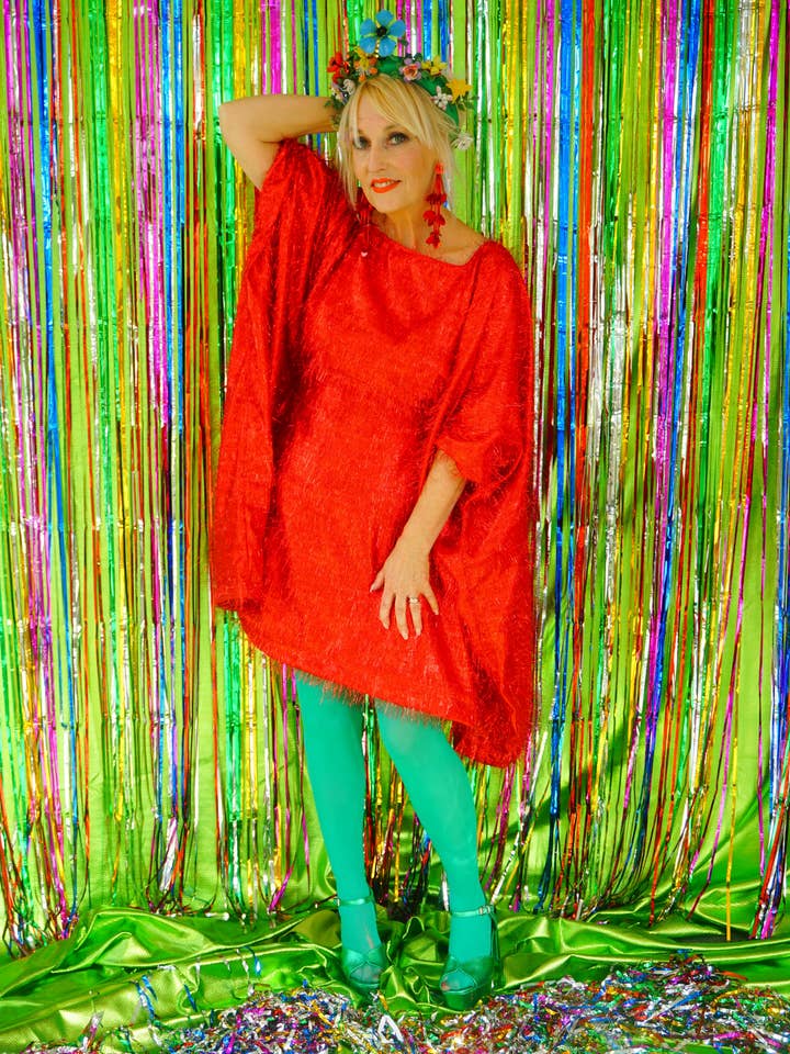 Fumbalinas - Vente Caftan – femme - Robe de fête mini kaftan rouge à paillettes et cheveux en tinsel9