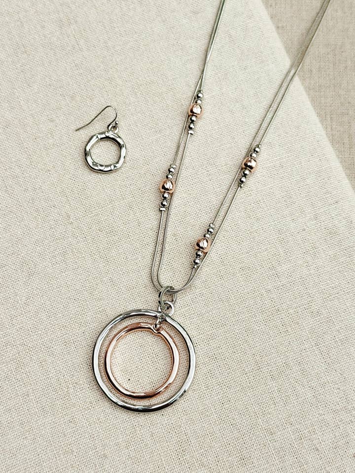 Dubbel cirkelhalsband i roséguld och silver för wholesale av Juniper Wish