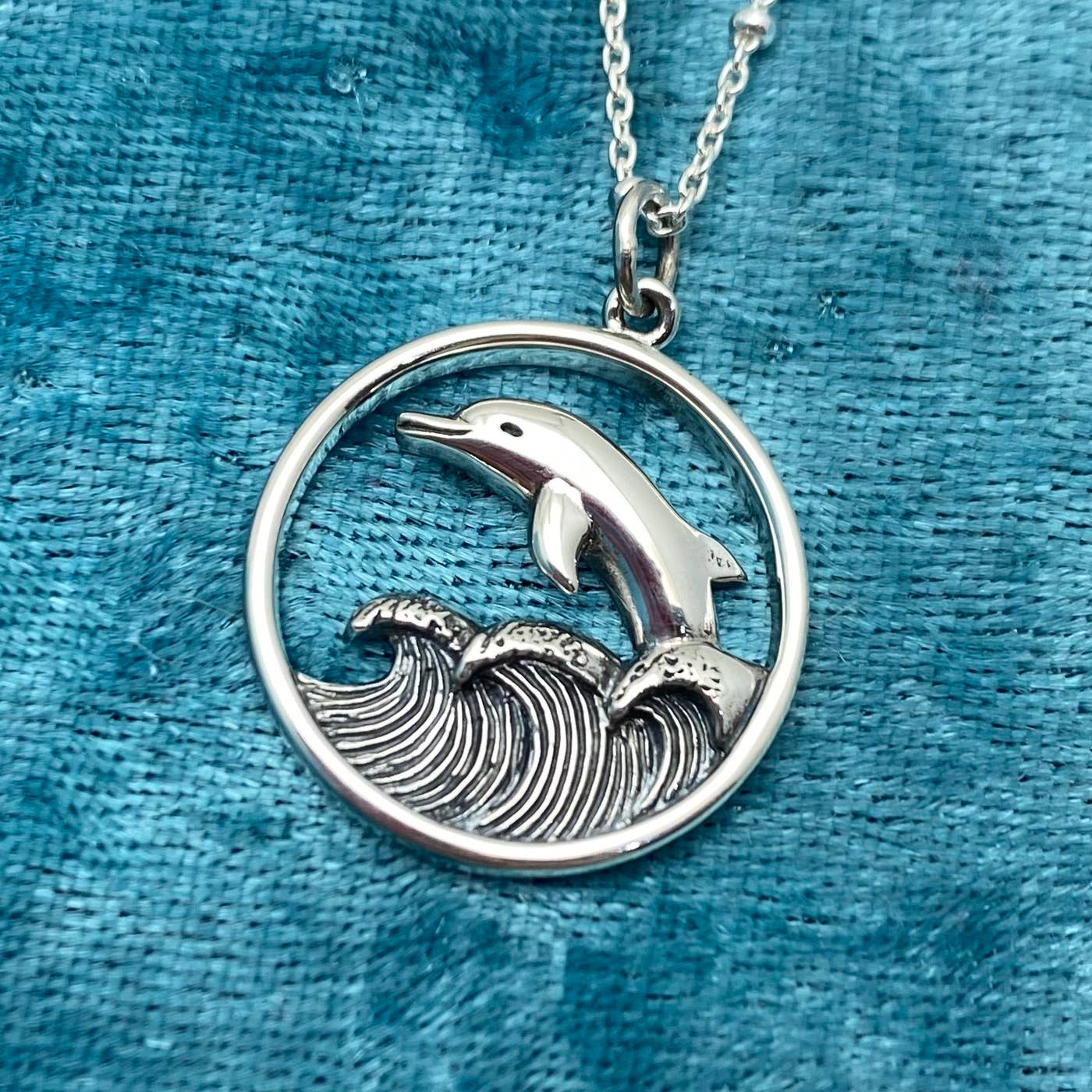 Elizabeth Jewelry - Vendita all'ingrosso Collana con ciondolo/pendaglio - Collana con ciondolo a forma di delfino in argento sterling che salta tra le onde, catena da 18".2