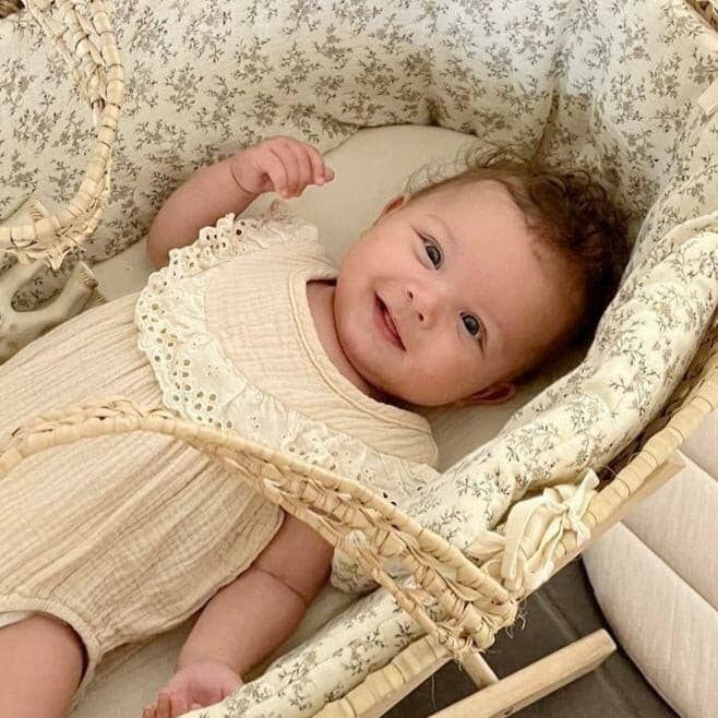 Les p'tites Merveilles de Bérénice - Wholesale Bassinet - Baby - “Louison” bassinet in ecru organic cotton double gauze with beige flowers4