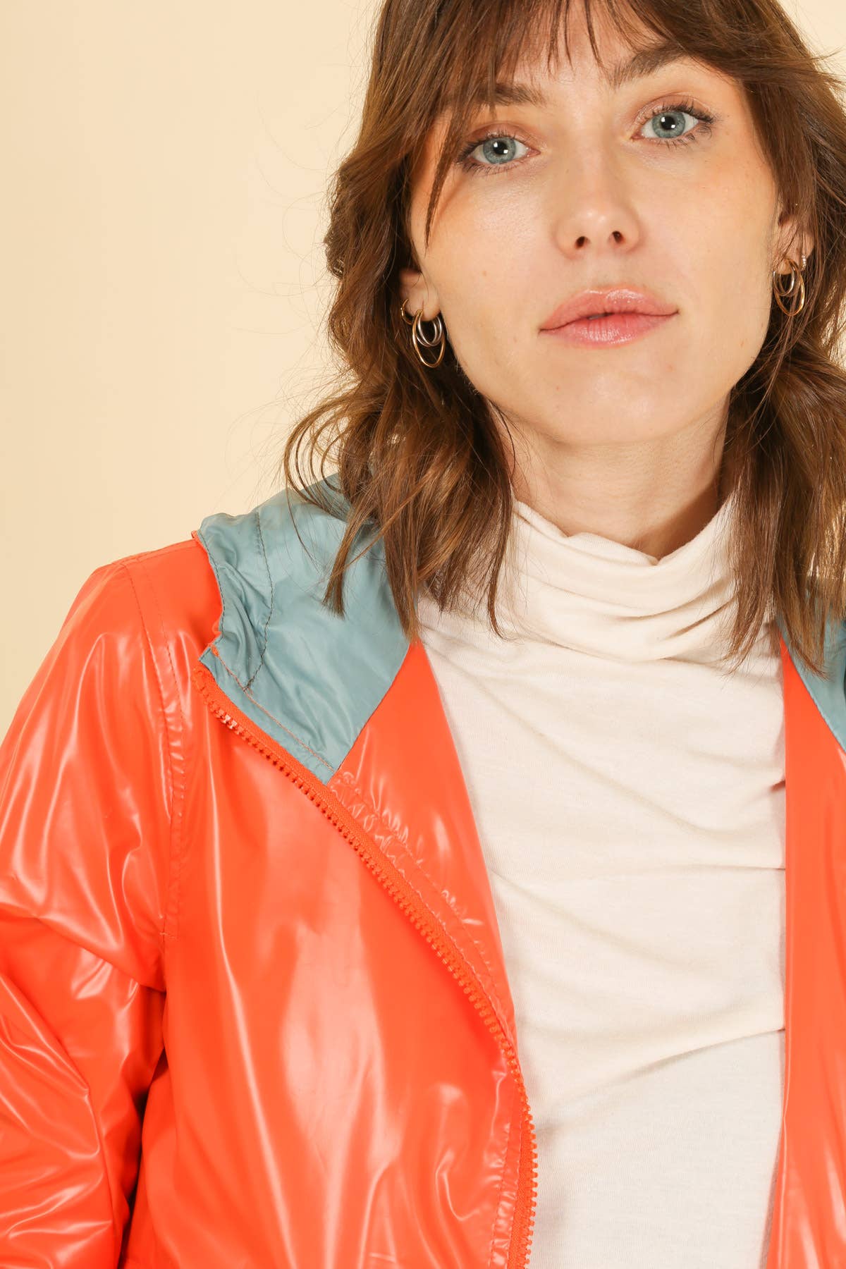 Attrait Paris – Engroshandel Vindjakke - Dame – Kort metallisk vindjakke med hætte og integreret skygge19