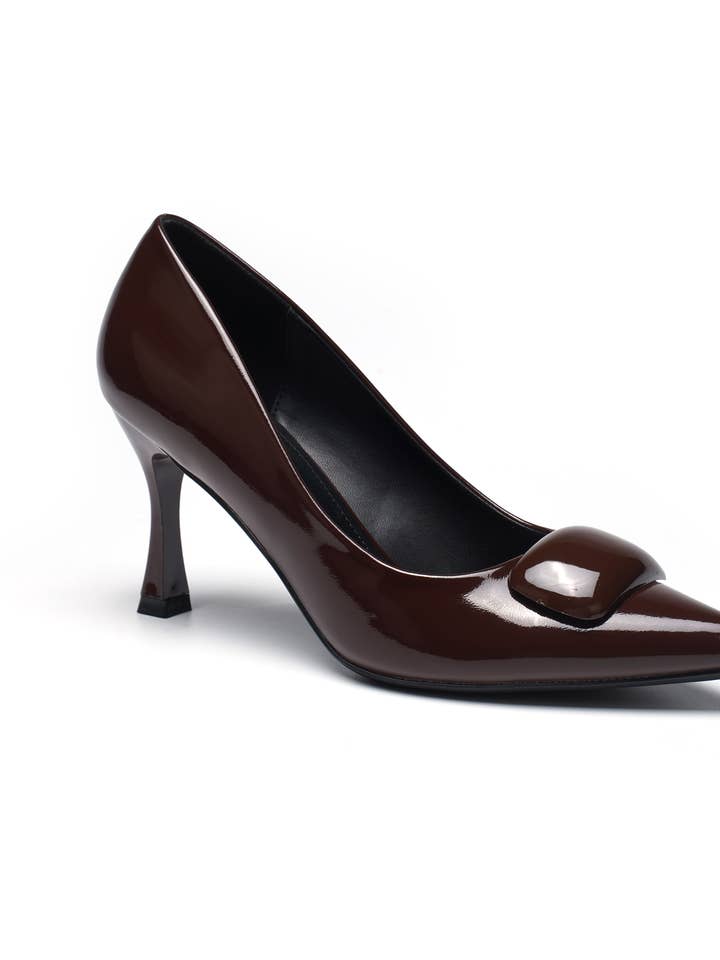 Gelakte Pump met Ornament en Uitlopende Hak 8351 voor wholesale door C'M PARIS