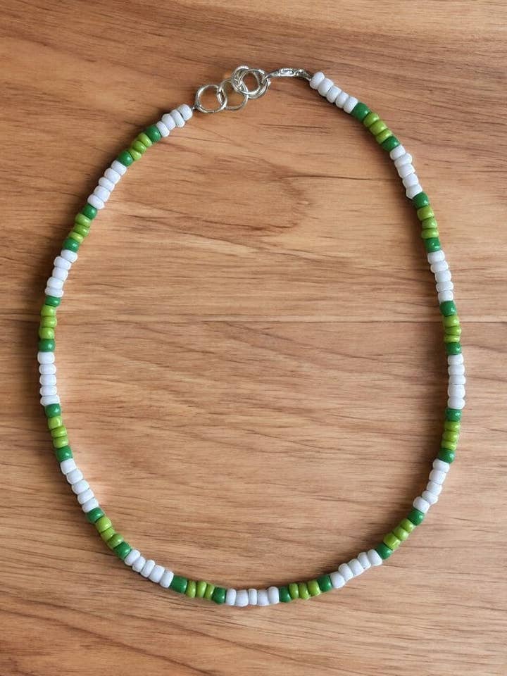 Grøn og hvid tynd halskæde for engroshandel hos Ka_Creative_Art