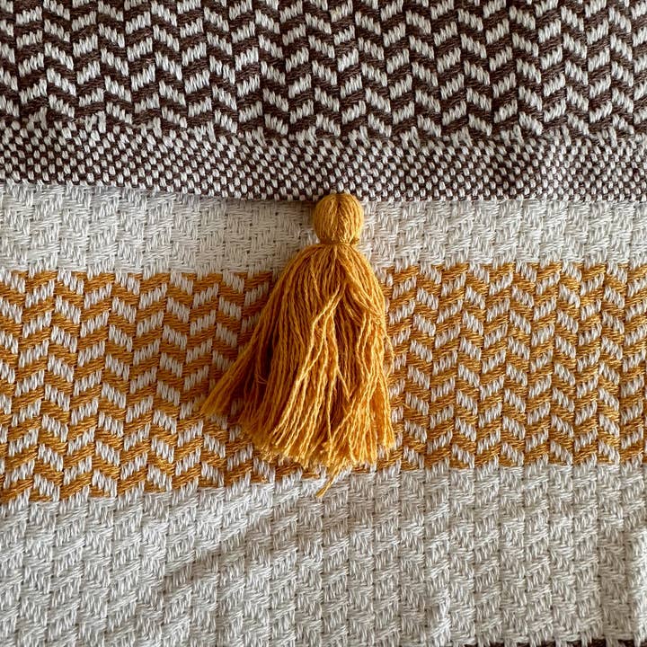 Basic Layers - Wholesale Deken - KATOENEN BRUINE POM POM SPREI5