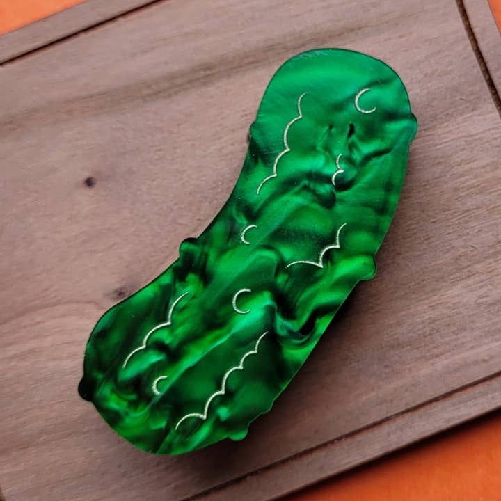 Broche Pickle pour la vente par Sugar and Vice