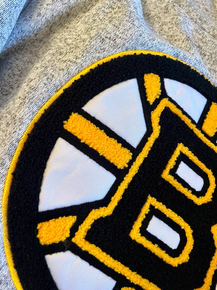 Grigio Felpa con cappuccio Boston Bruins Muskoka Hockey in vendita all'ingrosso su Faire4