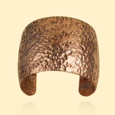 Manchette large en cuivre martelé pour la vente par Moosepablos, Inc.