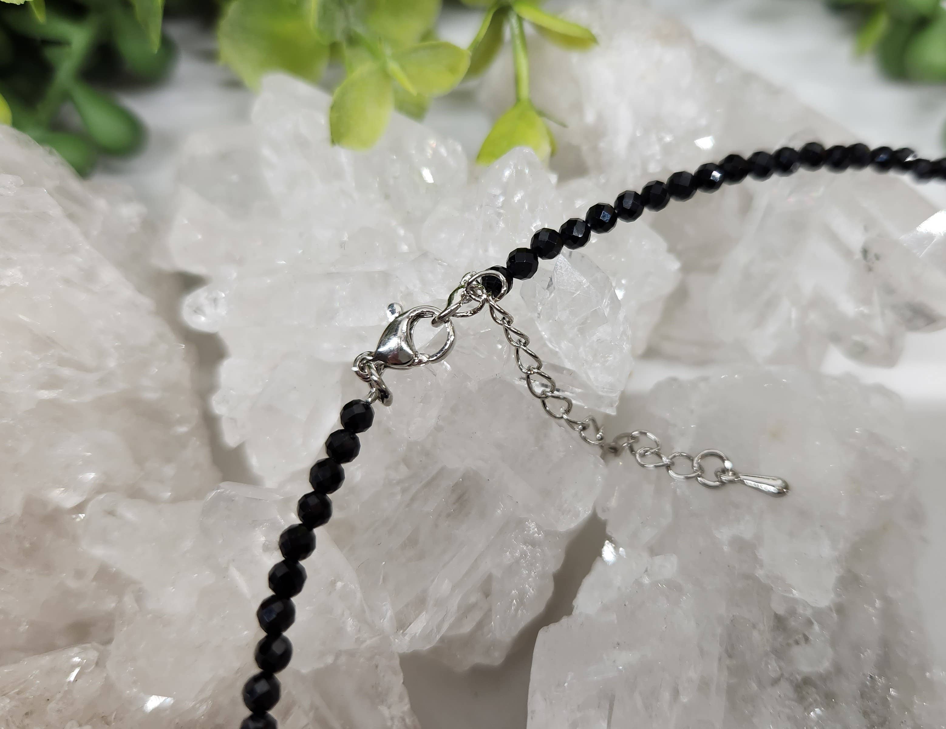 Meraki Gemstones - Vente Collier de perles - Collier en spinelle noir facetté avec éléments couleur argent, perles 3 mm2