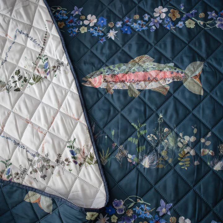 Uma Manta de Viagem Conto de Rios por atacado de Oxeye Floral Co.