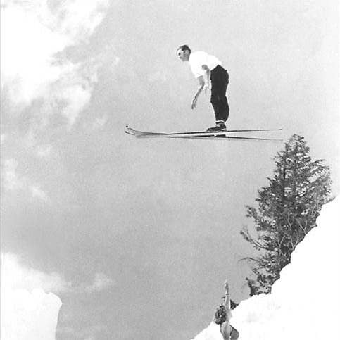 Kunstdruck WS-13 Mann beim Skispringen über Straße für den Großhandel von Found Image Press