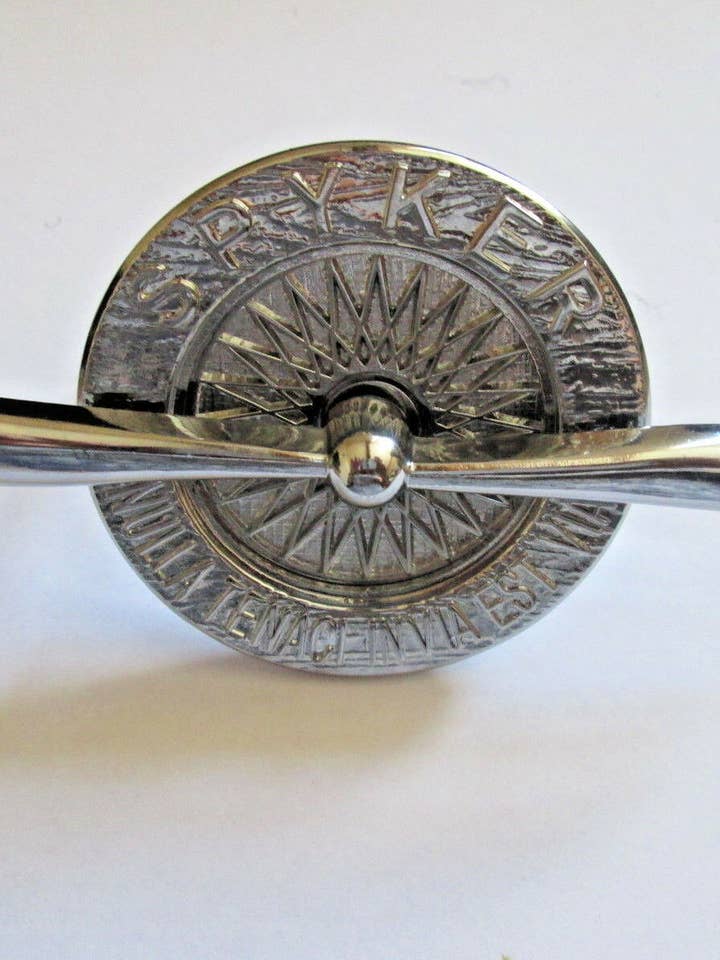 Spioncino per cofano auto Spyker, cromato per la vendita all'ingrosso da parte di jungle brands ltd