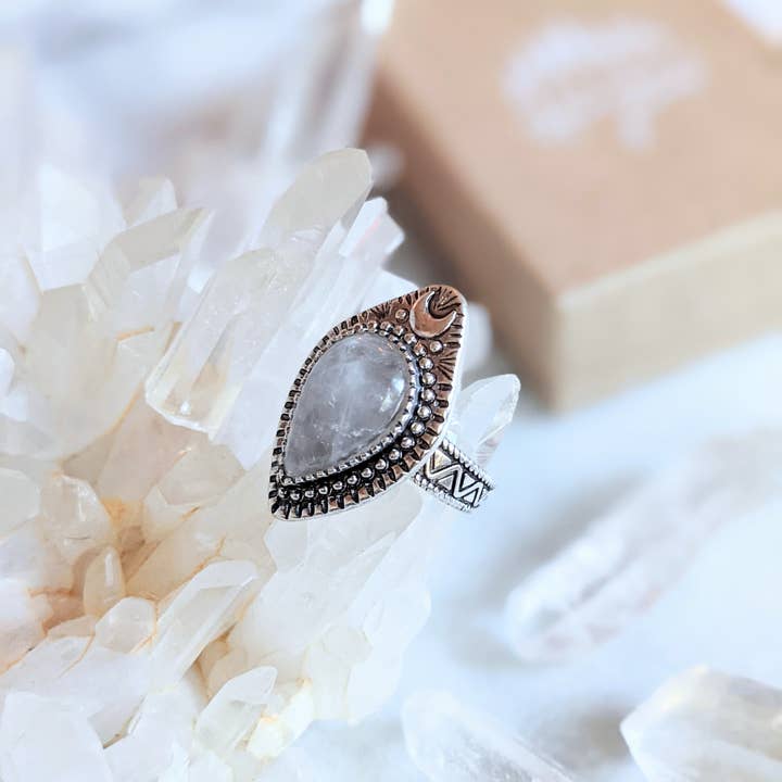Goddess Provisions – Anel de cocktail/declaração por atacado – Anel Lunar Quartzo Transparente, Cristal de Cura, Prateado Boho
