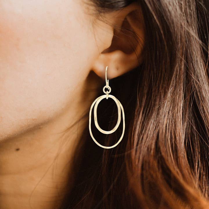 Boucles d'oreilles Golden Embrace pour la vente par J + I Jewelry