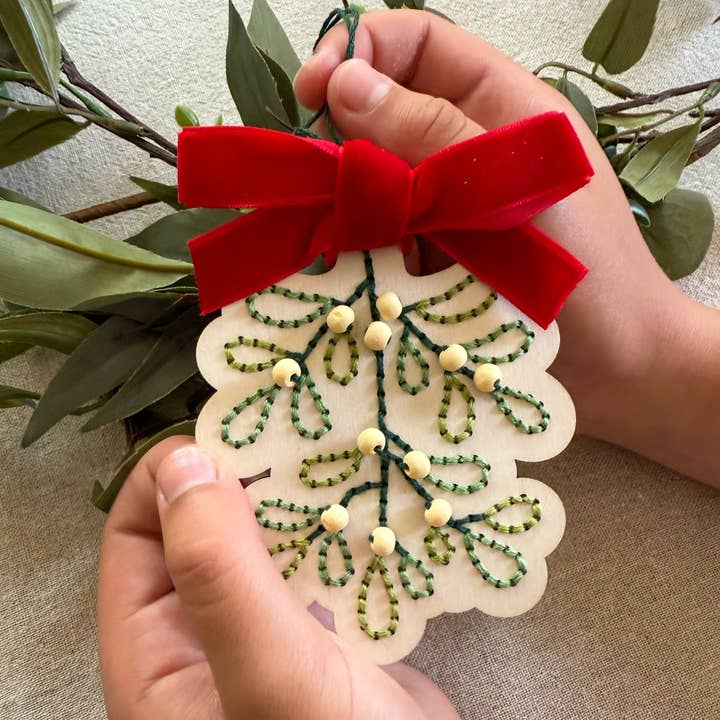 Cotton Twist (USA DUTIES PAID) - Wholesale DIY craft kit – Child - Make Your Own Stitched Mistletoe Decoration5