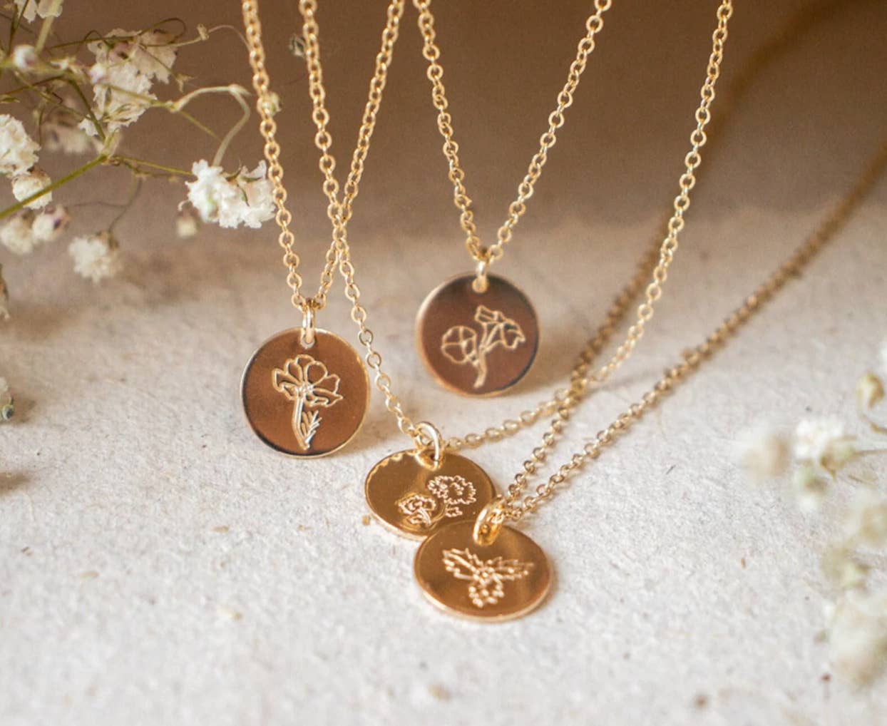 Emery and Opal – Großhandel Kette mit Anhänger/Charm – Halskette mit rundem Scheibendesign mit Geburtsblume