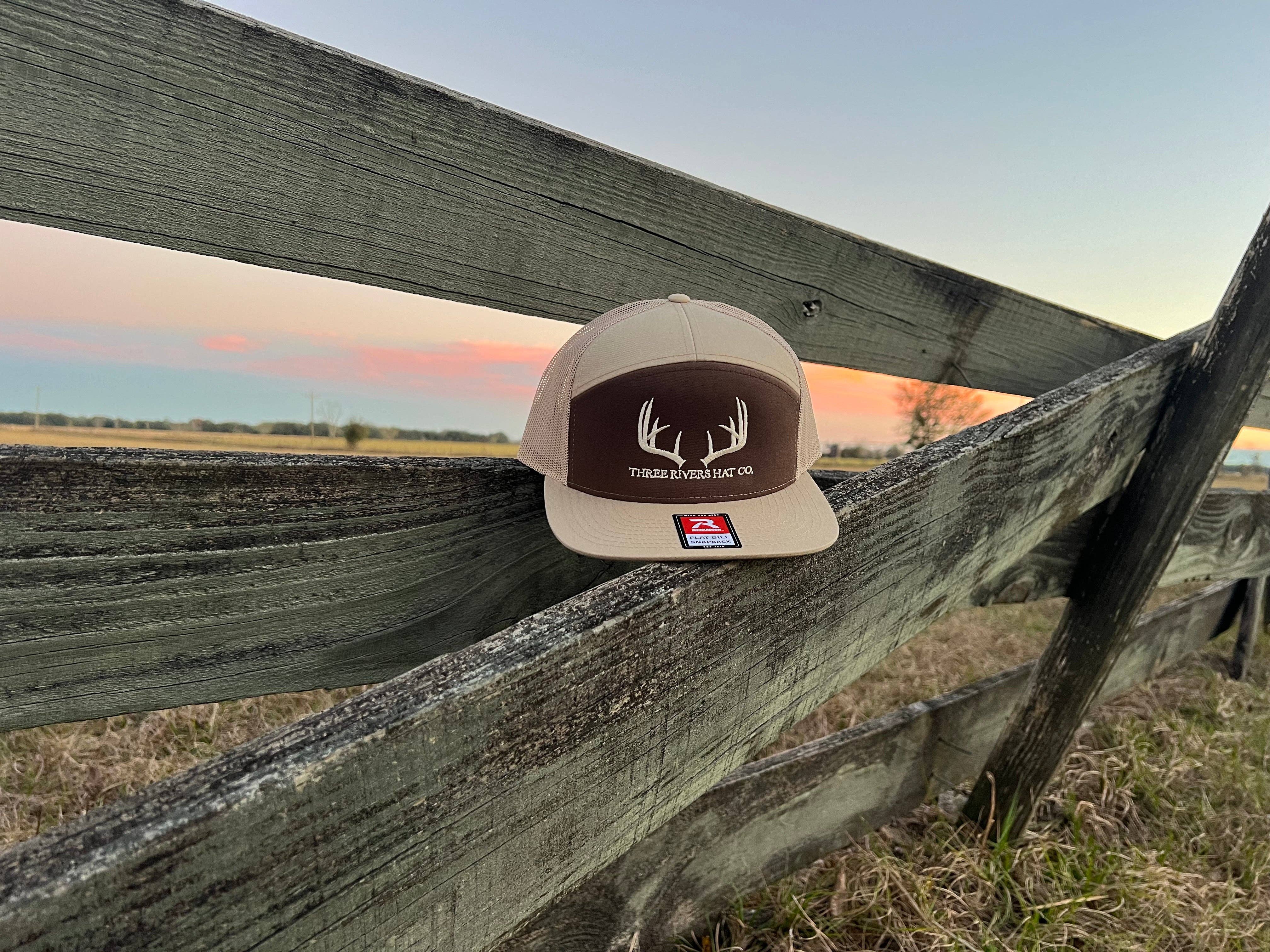 Three Rivers Hat Co. - Vente Casquette de camionneur – unisexe - Casquette Snapback à Visière Plate - Classic Whitetail Rack - Richardson 1681