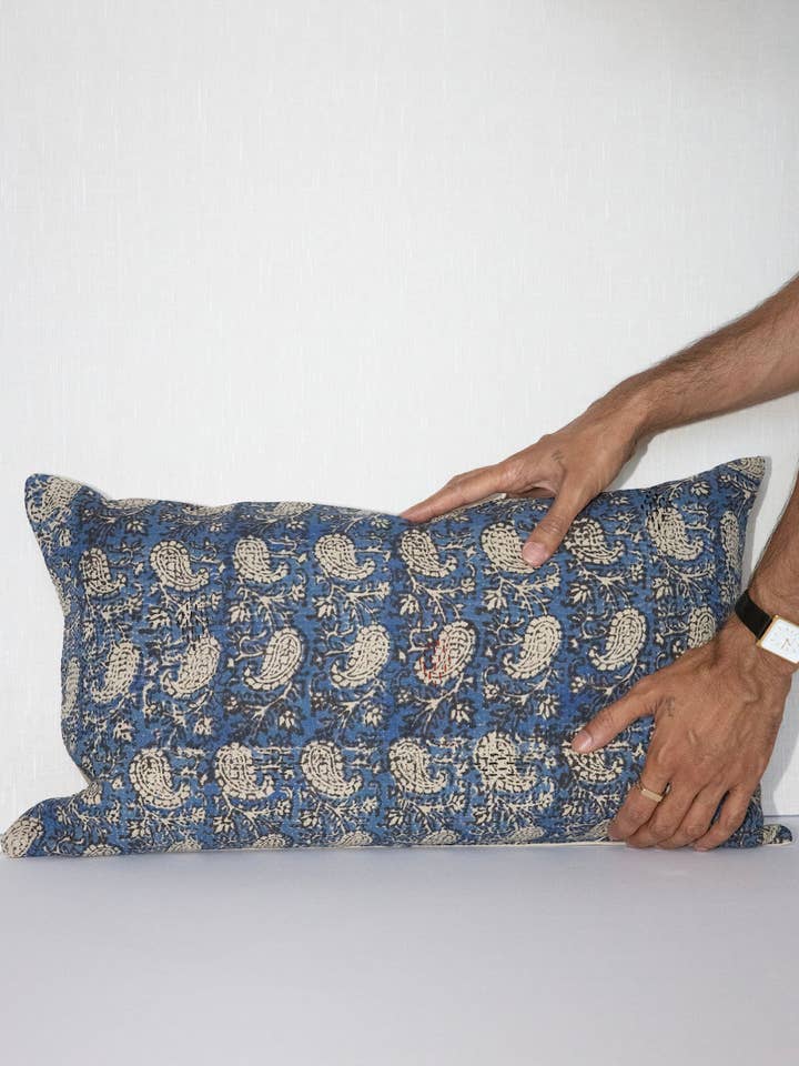 Housse de coussin Kantha Block Print - Indigo 14 x 24 pour la vente par Rameti studios