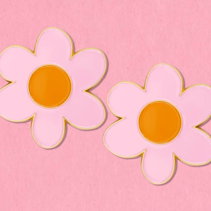 Jumbo Pink Daisies Emaille-Reversnadel mit Kragen und Clip-Set für den Großhandel von Kate Gabrielle