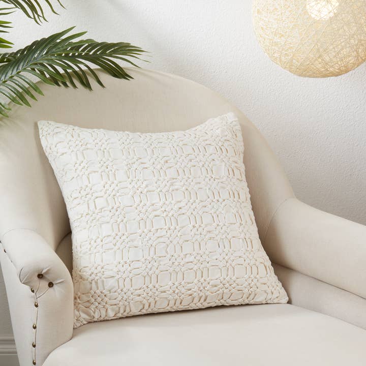 Coussin décoratif en coton ivoire smocké 20" rempli de duvet pour la vente par Fennco Styles