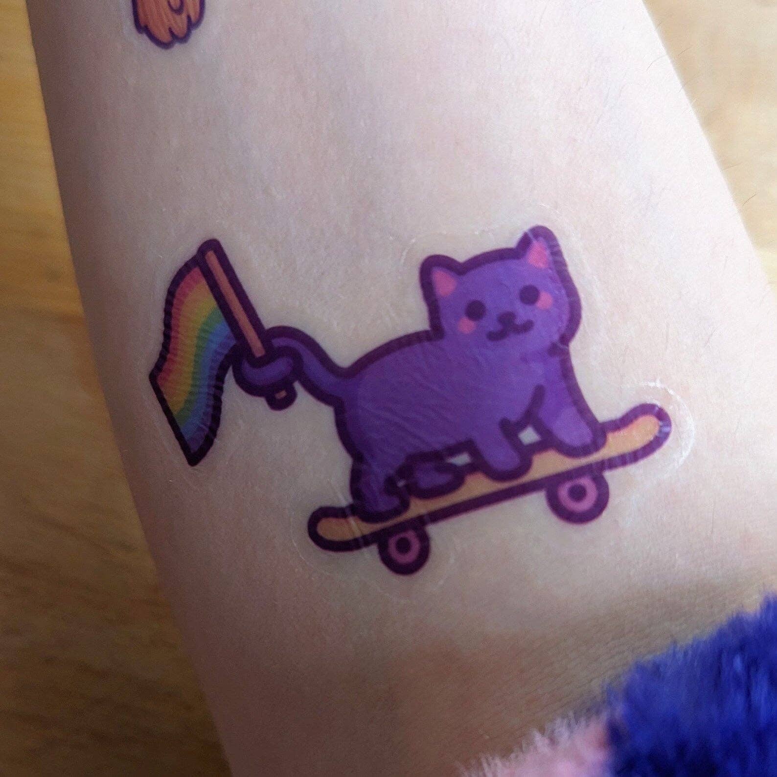 Mona Mauve • Silly Art! - Vendita all'ingrosso Tatuaggi temporanei - Tatuaggio Temporaneo Gatto LGBTQ+ Pride4