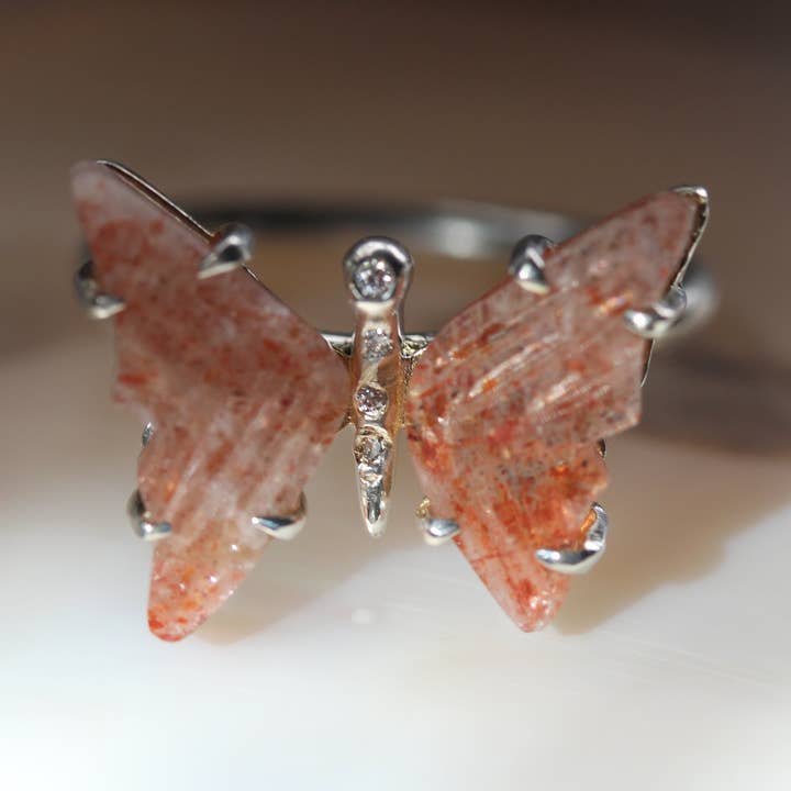 Schmetterlingsring mit Sonnenstein und Diamant für den Großhandel von Kimiya Designs