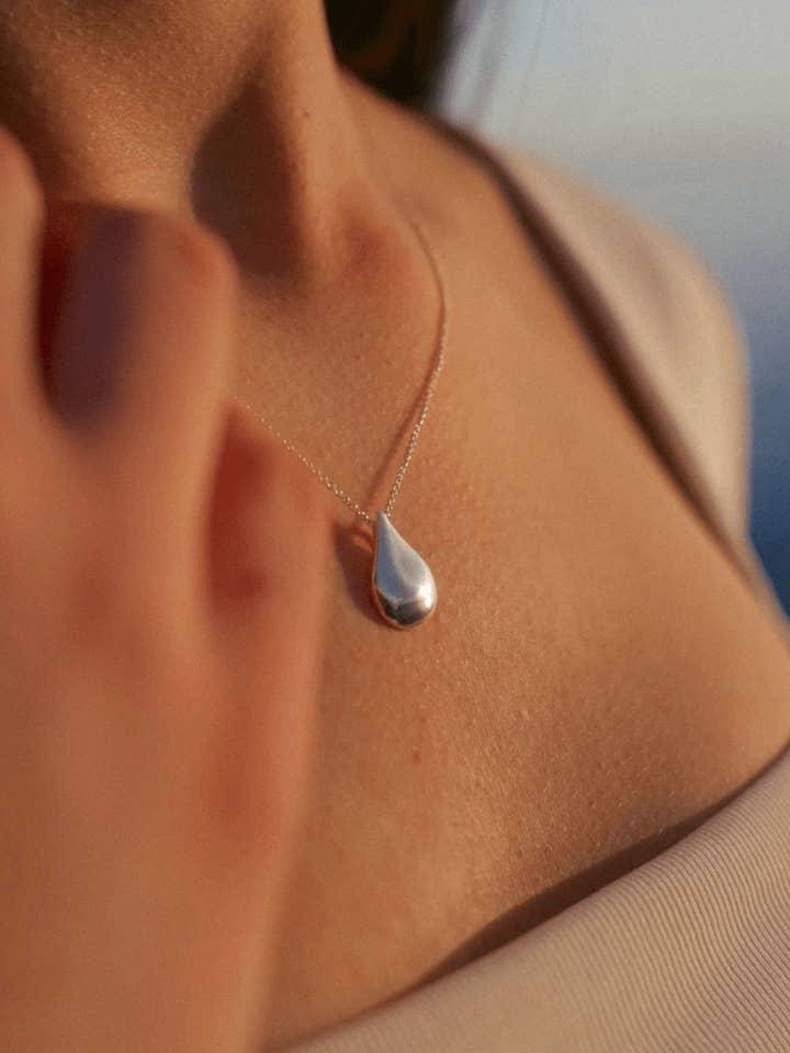 Collana Tear of Freya in argento sterling riciclato - versione piccola per la vendita all'ingrosso da parte di Freya & Thor of Sweden